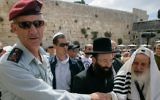 Benny Gantz au mur Occidental (Crédit : Flash 90)