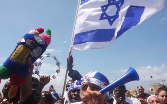 Des Israéliens célèbrent le jour de l'Indépendance à la plage de Tel Aviv (Crédit : Roni Schutzer/Flash90)