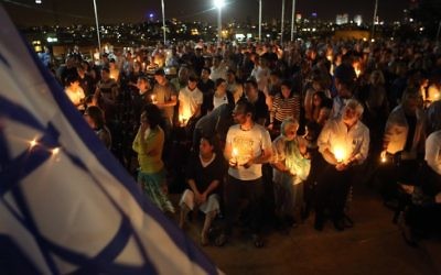 Des Juifs ultra-orthodoxes à une cérémonie commémorative pour les soldats tombés - 4 mai 2014 à Bnei Brak (Crédit : Yaakov Naumi/Flash 90)