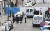 Des policiers devant le Musée juif de Bruxelles, le 24 mai 2014. (Crédit : Nicolas Maeterlinck/AFP)