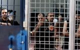 Des prisonniers en détention en Israël. Illustration. (Crédit : Moshe Shai/Flash90)