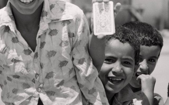 Des réfugiés palestiniens à Gaza, 1979 (Crédit : Jean Mohr/Musée de l'Elysée, Suisse) Des réfugiés palestiniens à Gaza, 1979 (Crédit : Jean Mohr/Musée de l'Elysée, Suisse)