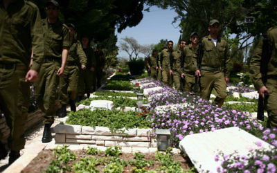 Des soldats au cimetière militaire du mont Herzl (Crédit : Yehoshua Yosef/Flash 90)