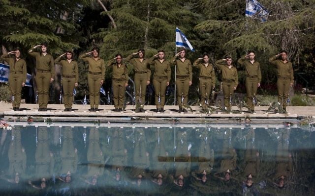 Des soldats au garde-à-vous à une cérémonie en Israël (Crédit : Yonatan Sindel/Flash 90)