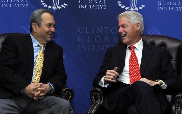 Ehud Barak (gauche) et Bill Clinton à New York, le 21 septembre 2010 (Crédit : Ariel Hermon/ministère de la Défense/Flash 90) Ehud Barak (gauche) et Bill Clinton à New York, le 21 septembre 2010 (Crédit : Ariel Hermon/ministère de la Défense/Flash 90)