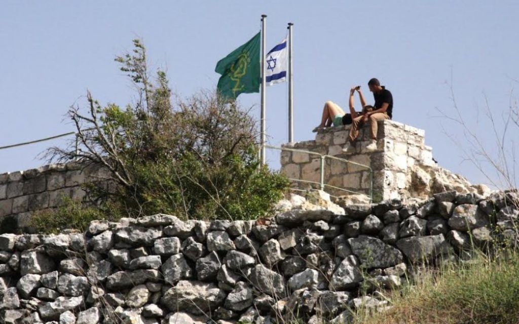 En haut du site du chateau (Crédit : Shmuel Bar-Am)
