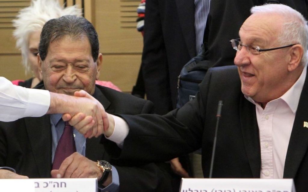 Reuven Rivlin (droite) et Binyamin Ben-Eliezer (Crédit : Miriam Alster/Flash90)