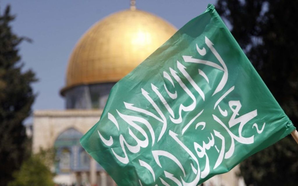Un drapeau du Hamas avec en arrière-plan la mosquée Al-Aqsa (Crédit : Sliman Khader/Flash90)