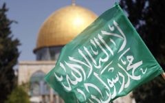 Un drapeau du Hamas avec en arrière-plan la mosquée Al-Aqsa (Crédit : Sliman Khader/Flash90)