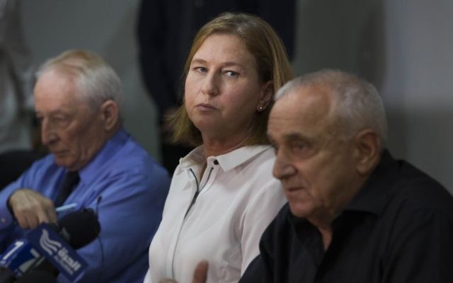 Tzipi Livni, ministre de la Justice (centre), Yitzhak Aharonovich, ministre de la Sécurité intérieure (droite) et Yehuda Weinstein, procureur général (gauche) lors d'une conférence de presse au ministère de la Justice - 7 mai 2014 (Crédit : Yonatan Sindel/Flash 90) Tzipi Livni, ministre de la Justice (centre), Yitzhak Aharonovich, ministre de la Sécurité intérieure (droite) et Yehuda Weinstein, procureur général (gauche) lors d'une conférence de presse au ministère de la Justice - 7 mai 2014 (Crédit : Yonatan Sindel/Flash 90)