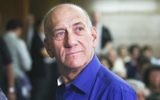 Ehud Olmert, à la cour du district de Tel Aviv, le 13 mai 2014 (Crédit : Ami Shooman/Flash90)