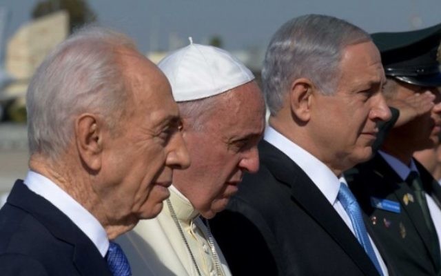 (De gauche à droite) Shimon Peres, président d'Israël, le pape François et Benjamin Netanyahu, Premier ministre israélien, à l'aéroport de Ben Gurion, à Tel Aviv, le 25 mai 2014. (Crédit : Flash 90) (De gauche à droite) Shimon Peres, président d'Israël, le pape François et Benjamin Netanyahu, Premier ministre israélien, à l'aéroport de Ben Gurion, à Tel Aviv, le 25 mai 2014. (Crédit : Flash 90)
