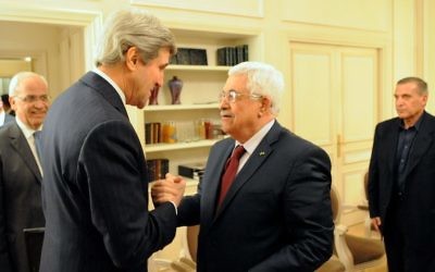 John Kerry, à gauche, et Mahmoud Abbas, à Paris, le 19 février 2014 (Crédit : département d'Etat des Etats-Unis)