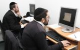 Des hommes ultra-orthodoxes étudient en vue d'obtenir un diplôme professionnel à Kemach, une organisation basée à Jérusalem qui guide les Haredim dans leurs études et leur insertion professionnelle. (Kemach/JTA)