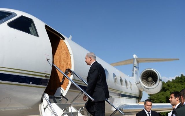 Le Premier ministre Benjamin Netanyahu embarque dans un avion pour la Russie, le 14 mai 2013. Illustration. (Crédit : Kobi Gideon/Flash 90) Le Premier ministre Benjamin Netanyahu embarque dans un avion pour la Russie, le 14 mai 2013. Illustration. (Crédit : Kobi Gideon/Flash 90)