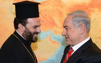 Le Premier ministre Benjamin Netanyahu et le Père Gabriel Naddaf à Jérusalem (Crédit : Moshe Milner/Flash 90/GPO)