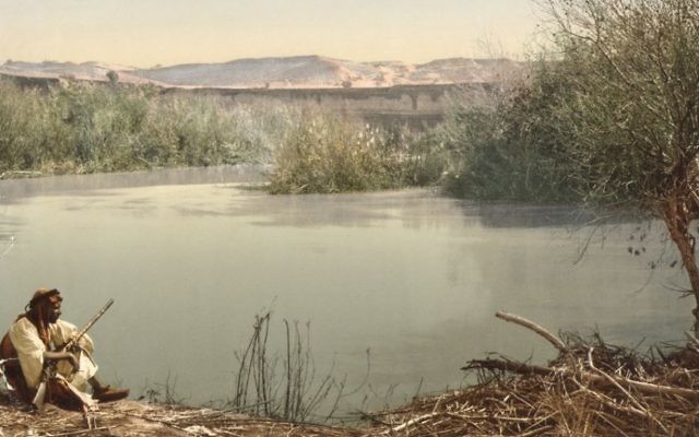 Le jourdain avec un bédouin (Crédit : © DEIAHL, Jerusalem)