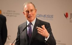 Michael Bloomberg à une conférence de presse à Jérusalem (Crédit : Avshalom Sassoni)