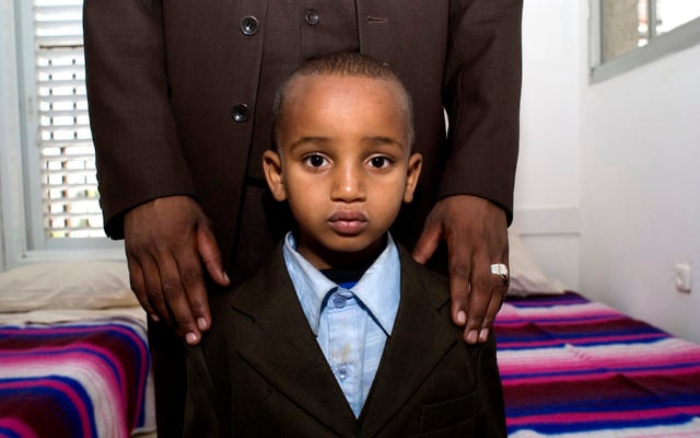 Prise à Lod chez une famille d'Ethiopiens, parue dans "Les Israéliens" Prise à Lod chez une famille d'Ethiopiens, parue dans "Les Israéliens"