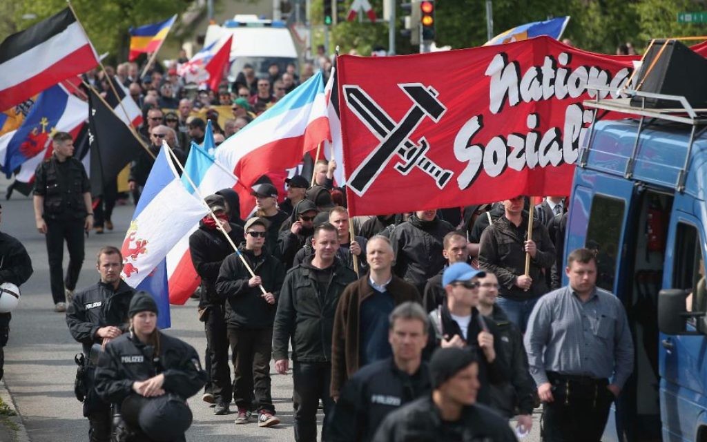 Quelque 250 supporters du parti d'extrême-droite allemand (Parti national-démocratique) à Rostock, en Allemagne (Crédit : Sean Gallup/Getty Images/via JTA)