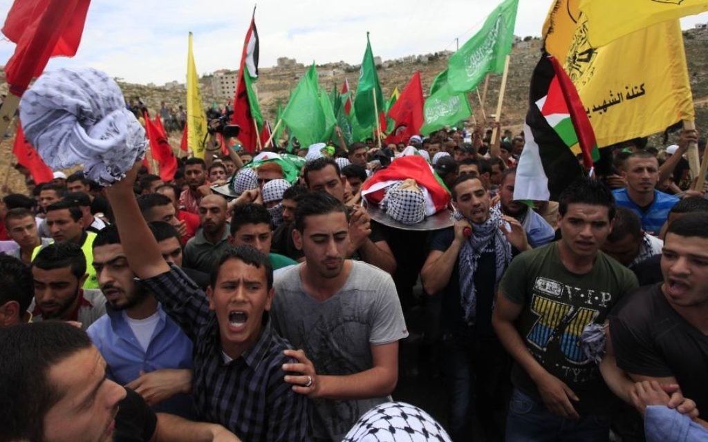 Rassemblement de Palestiniens après la mort de deux d'entre eux le jour de la 66ème Nakba (Crédit : Issam Rinawi/Flash 90)