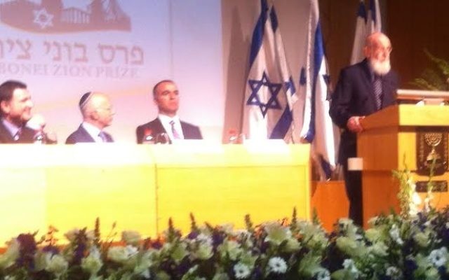 Shimon Glick, lauréat du prix de l'oeuvre d'une vie décernée par Nefesh b'Nefesh - Knesset, le 15 mai 2014 (Crédit : ToI Staff) Shimon Glick, lauréat du prix de l'oeuvre d'une vie décernée par Nefesh b'Nefesh - Knesset, le 15 mai 2014 (Crédit : ToI Staff)