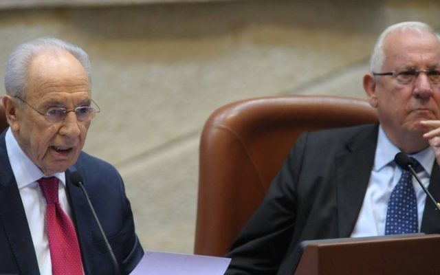 Shimon Peres (gauche) et Reuven Rivlin à la Knesset en 2011 (Crédit : GPO/Amos Ben Gershom/Flash 90)
