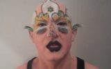 Steven Cohen, artiste juif sud-africain (Crédit : capture d'écran YouTube)