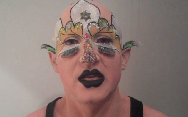 Steven Cohen, artiste juif sud-africain (Crédit : capture d'écran YouTube)