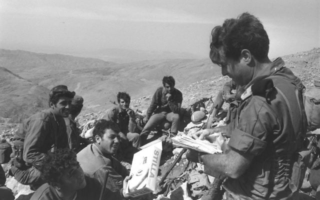 Un officier distribue le courrier aux soldats sur le front au mont Hermon - 11 octobre 1973 (Crédit : GPO/Eitan Harris) Un officier distribue le courrier aux soldats sur le front au mont Hermon - 11 octobre 1973 (Crédit : GPO/Eitan Harris)