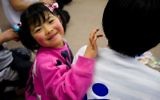 Une enfant japonaise avec un bénévole de IsraAid (Crédit : autorisation IsraAID)
