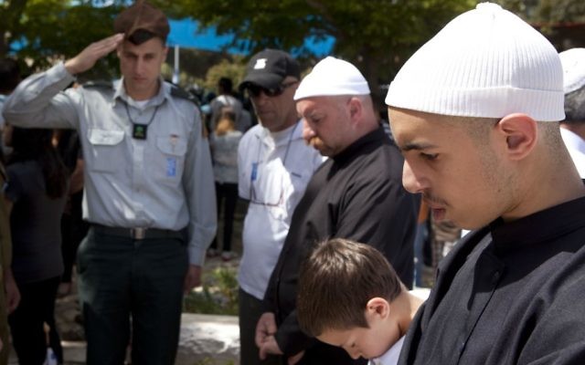 Une famille druze lors d'une cérémonie au cimetière militaire du mont Carmel - avril 2010 (Crédit : Flash 90)