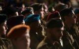 Une soldate au milieu de la foule de soldats (Crédit : Yonatan Sindel/Flash 90)
