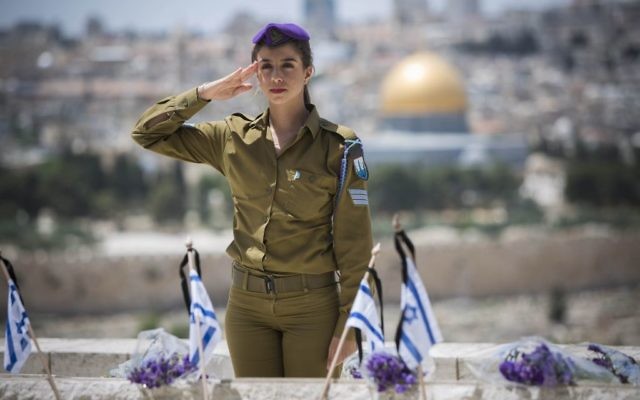 Une soldate israélienne au garde-à-vous pour les soldats tombés à une cérémonie au mont des Oliviers (Crédit : Yonatan Sindel/lash 90)