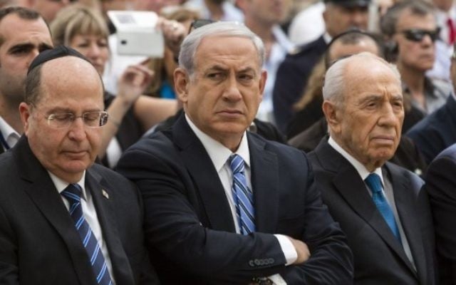 (de gauche à droite) Shimon Peres, Benjamin Netanyahu et Moshe Yaalon (Crédit : David Vaaknini/POOL/Flash 90) (de gauche à droite) Shimon Peres, Benjamin Netanyahu et Moshe Yaalon (Crédit : David Vaaknini/POOL/Flash 90)