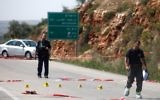 Des officiers de l'armée examinant la scène d'un attentat terroriste au carrefour de Tapuah en Cisjordanie le 30 avril 2013 (Crédit photo : Flash90)