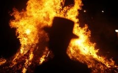 Un homme ultra-orthodoxe devant un feu de joie de Lag Baomer (Crédit : Flash90)