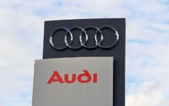 Le constructeur allemand Audi a utilisé de la main d'oeuvre forcée au cours de la Seconde Guerre mondiale. (Crédit: http://www.shutterstock.com/pic-176364089/stock-photo-turku-finland-september-sign-audi-against-sky-audi-receives-the-best-employer.html?src=5kwfCioZhsOIyUUcZKAERw-1-11via Shutterstock)