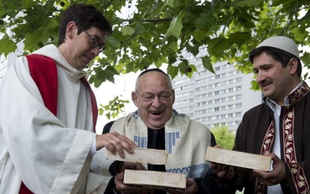 Gregor Hohberg (gauche), le Rabbi israélien Tovia Ben-Chorin,  et l'imam germano-turc Kadir Sanci - Berlin le 3 juin - (Crédit : AFP/JOHN MACDOUGALL)