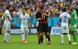 Thomas Mueller (centre-gauche) et Miroslav Klose (Crédit : AFP/Nelson Almeida)
