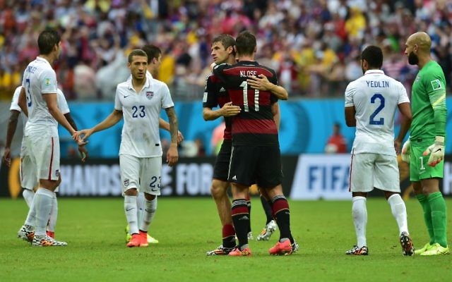 Thomas Mueller (centre-gauche) et Miroslav Klose (Crédit : AFP/Nelson Almeida)