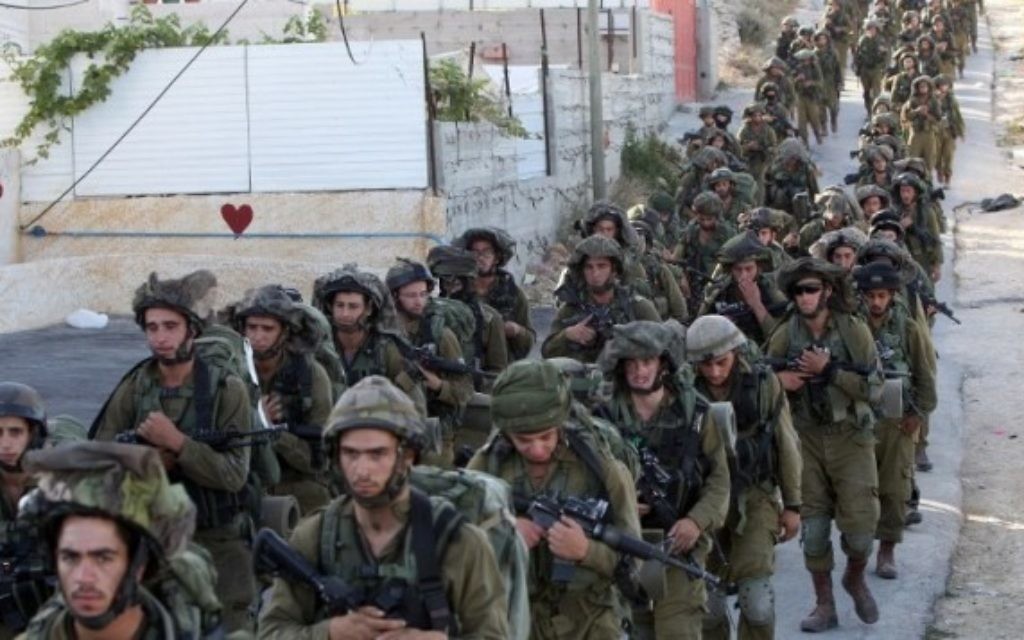 Des soldats de l'armée israélienne à Hébron, le 17 juin 2014. (Crédit : AFP Photo/Hazem Bader) Des soldats de l'armée israélienne à Hébron, le 17 juin 2014. (Crédit : AFP Photo/Hazem Bader)