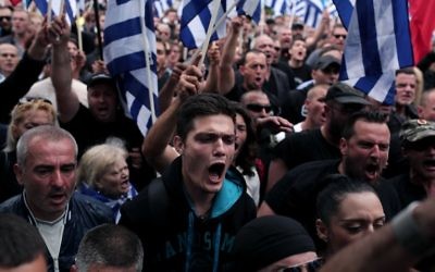 Des membres du parti néo-nazi Aube dorée en soutien au leader du parti en 2014. (Crédit : Angelos Tzortzinis/AFP)