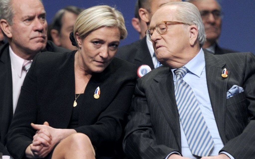 Jean Marie Le Pen et sa fille Marine. (Crédit : Miguel Medina/AFP)
