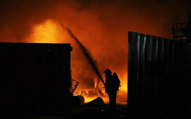Incendie dans une usine de Sdérot à cause d'une roquette tirée depuis la bande de Gaza (Crédit : AFP/David Buimovitch) Incendie dans une usine de Sdérot à cause d'une roquette tirée depuis la bande de Gaza (Crédit : AFP/David Buimovitch)