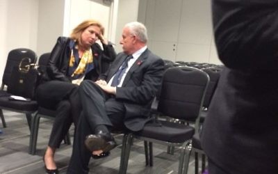 Tzipi Livni et Riyad al-Maliki, le ministre des Affaires étrangères palestinien à Londres le 12 juin 2014 (Crédit : autorisation)
