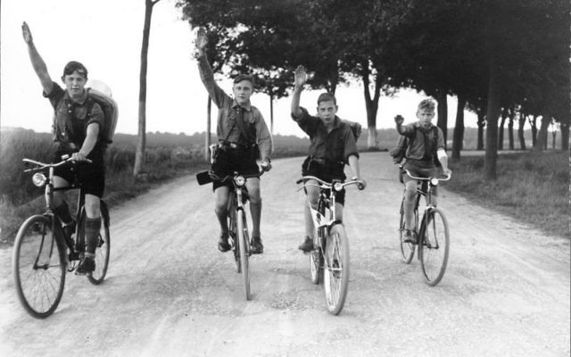 Des membres de la jeunesse allemande à vélo (Crédit : CC BY-SA German Federal Archive, Wikimedia Commons)
