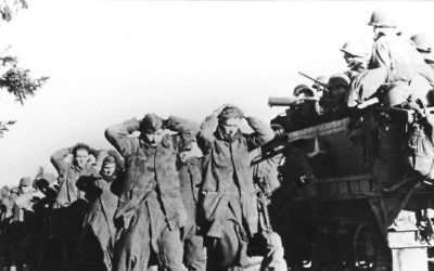 Troupes nazies capturées par les forces américaines en Belgique, en décembre 1944 - photo illustrative (Crédit : US Signal Corps/public domain)
