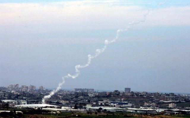 Des roquettes Kassam tirées sur Israël depuis Gaza (Crédit : Edi Israel/Flash90)