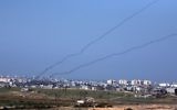 Tir de roquettes depuis la bande de Gaza (Crédit : Yossi Zamir/Flash90)
